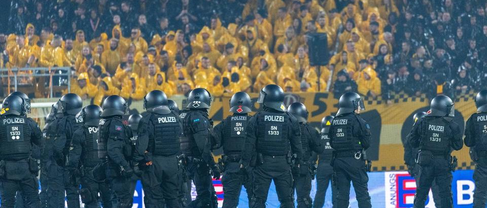 德累斯顿球迷骚乱引比赛中断，柏林赫塔客场绝杀取胜