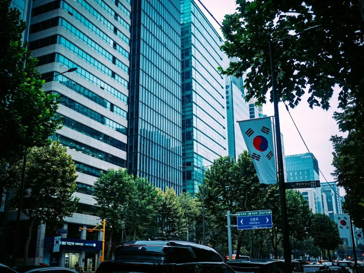 韩国跨境追捕：两名非法赌博平台主犯迪拜引渡归案，涉案金额超34亿美元