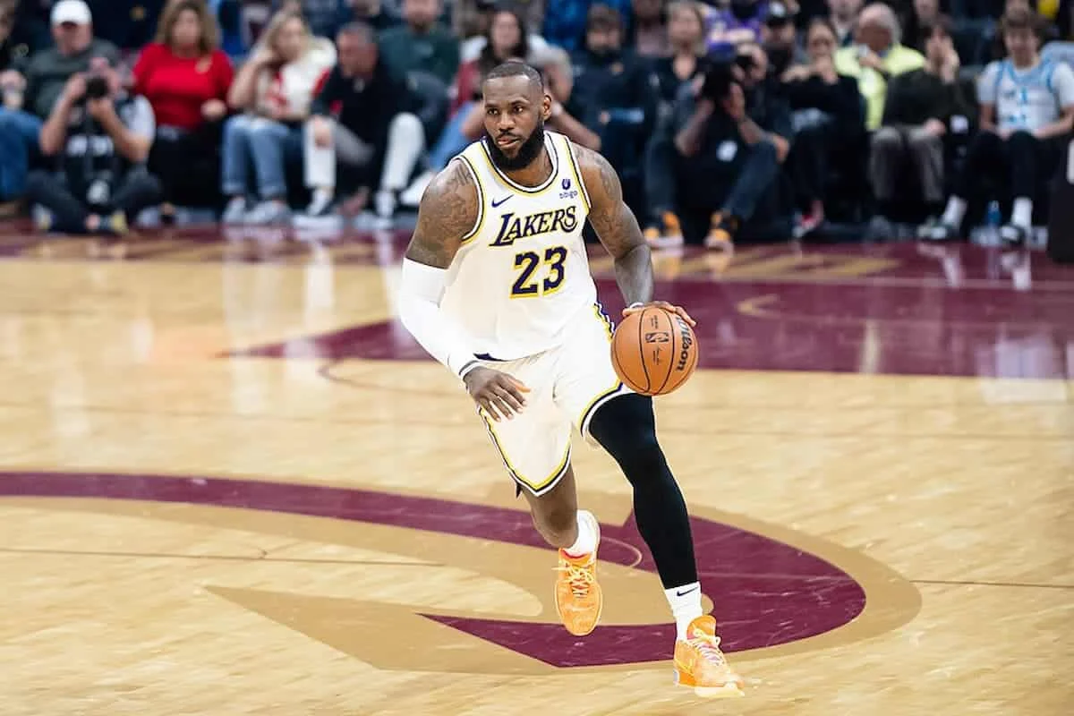 詹姆斯加盟76人：费城夺冠赔率暴涨，NBA格局巨变！