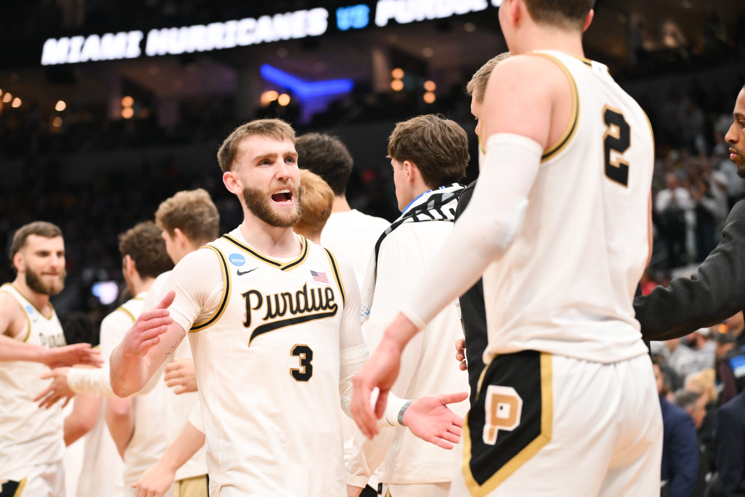 疯三甜蜜16强：AI模型深度解析今日焦点战