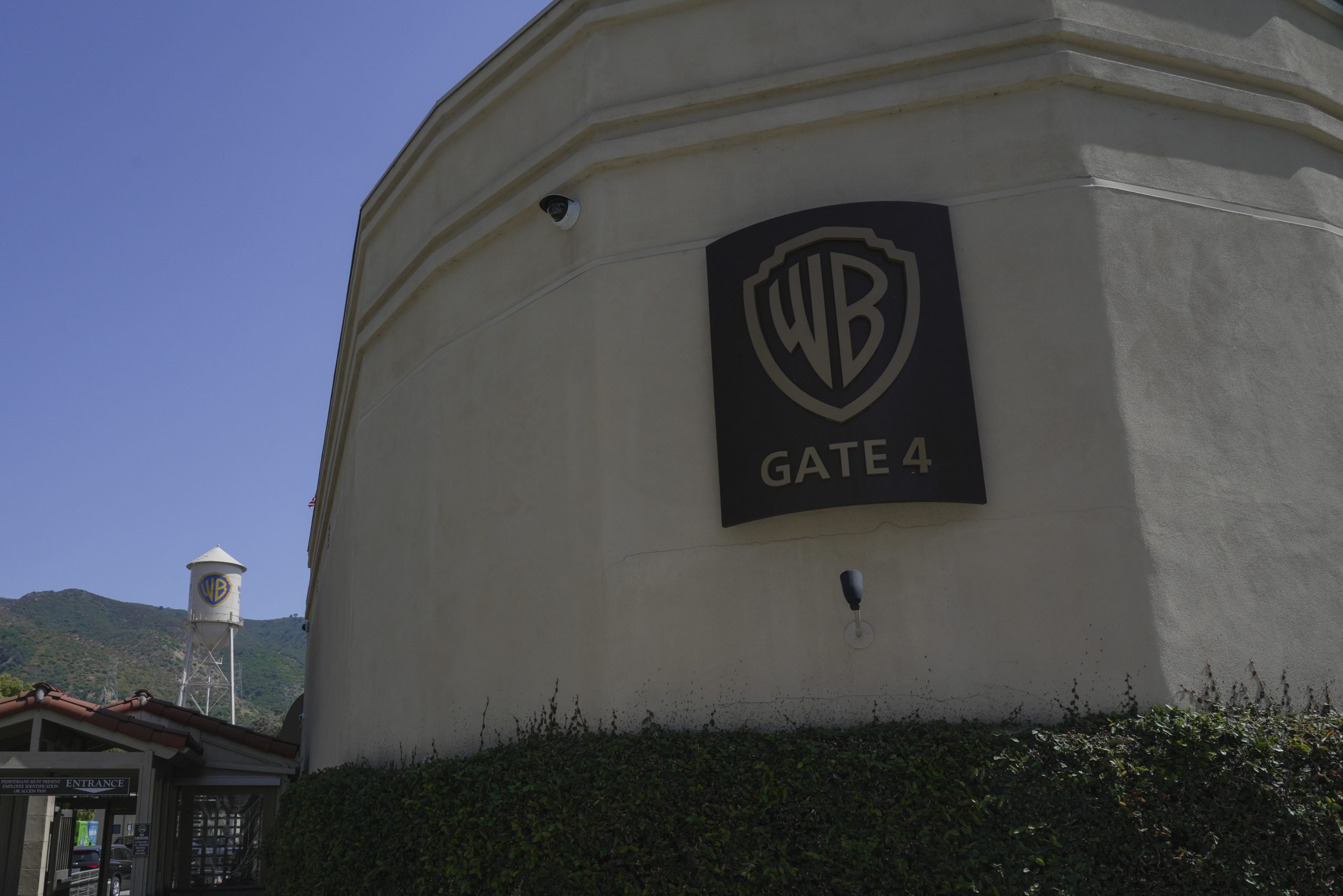 华纳兄弟探索并购战白热化：派拉蒙重磅反击奈飞，市场风向突变