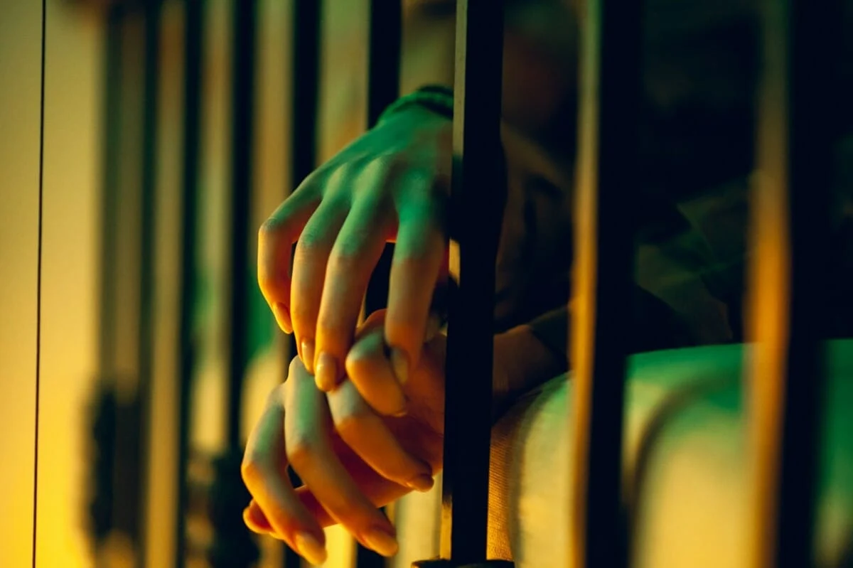 韩国黑帮抢劫非法博彩金库未遂：三人被判重刑，赌瘾问题引关注
