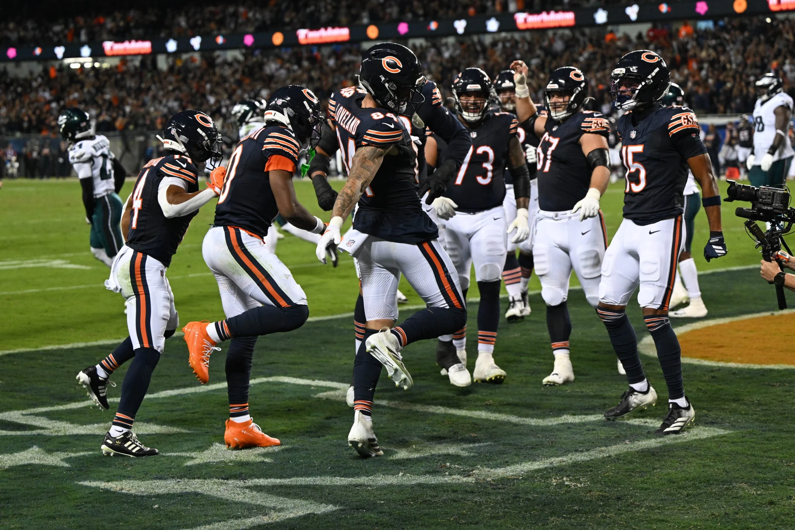 NFL周六焦点战:熊队客场逆袭?猎鹰主场能否止颓?深度分析与投注指南 NFL周六焦点战:熊队客场逆袭?猎鹰主场能否止颓?深度分析与投注指南