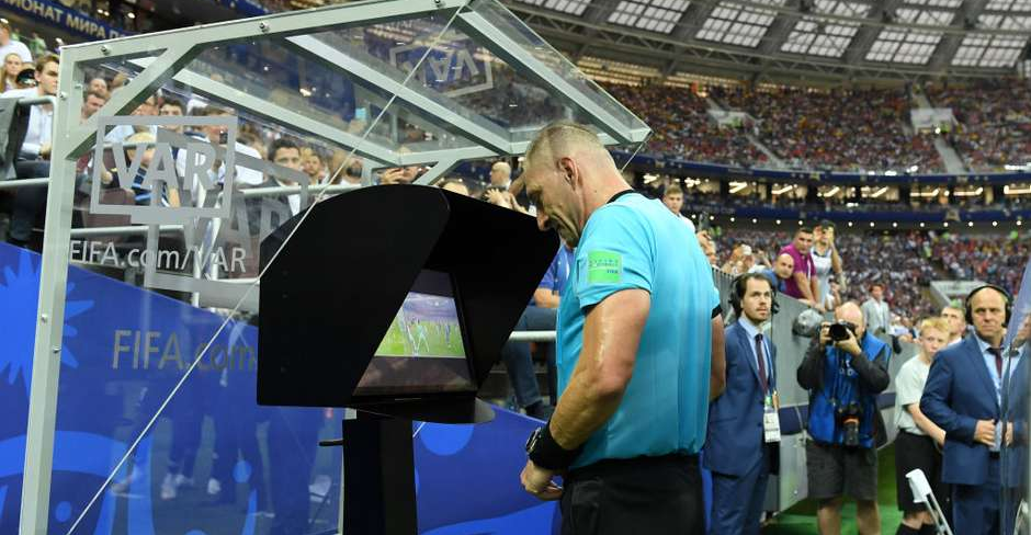 欧足联重拳出击：VAR改革势在必行，告别“显微镜式”判罚