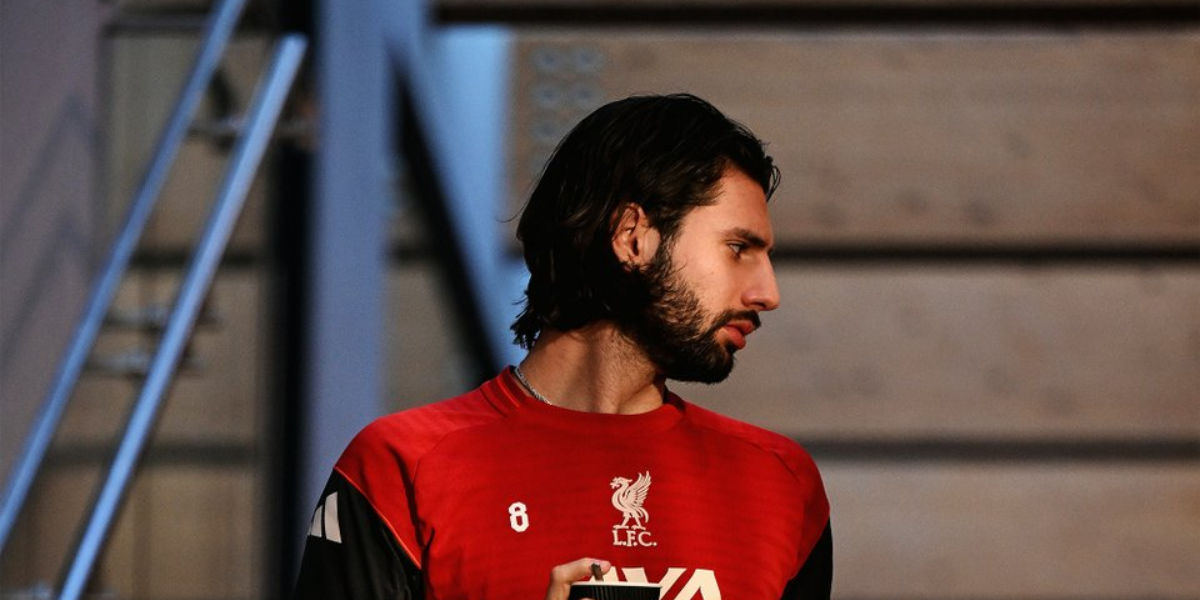 利物浦VS伯恩利：榜首之争与保级泥潭的生死对决