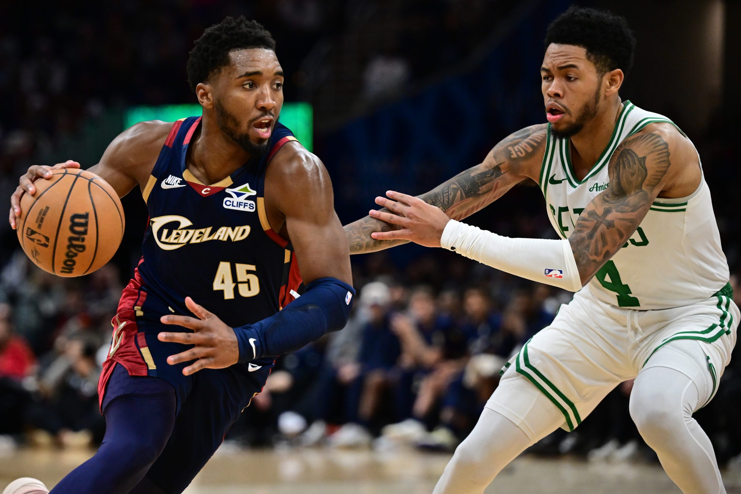 凯尔特人VS骑士：东部强强对话，伤病潮下谁能主宰？