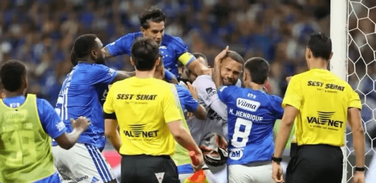 巴西德比变“拳击赛”：终场前大乱斗，裁判报告惊爆23张红牌！