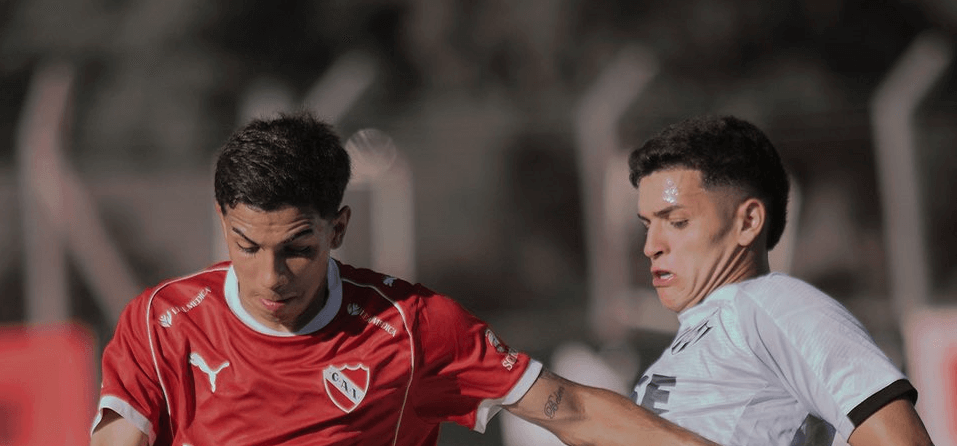 阿甲焦点战：独立队迎战圣菲联合，榜首之争谁主沉浮？