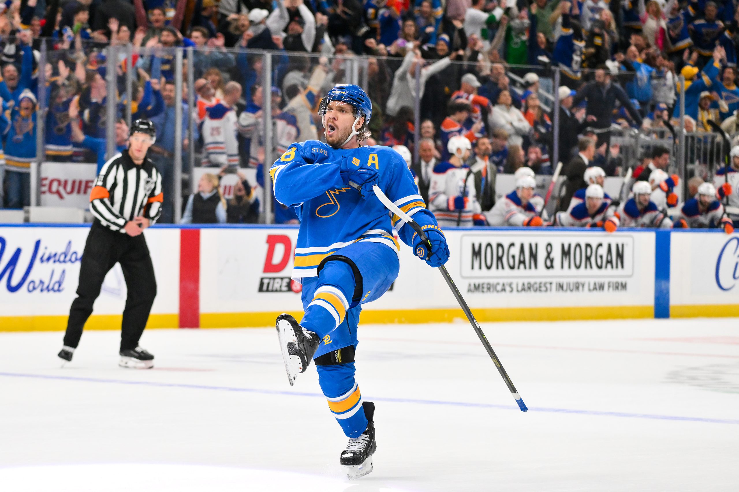 NHL狂野卡位战：蓝调硬碰喷气机，深度解读冰球焦点