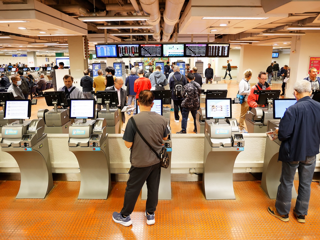 香港马会10亿豪赌篮球博彩突遭暂停，政策急转弯背后玄机何在？