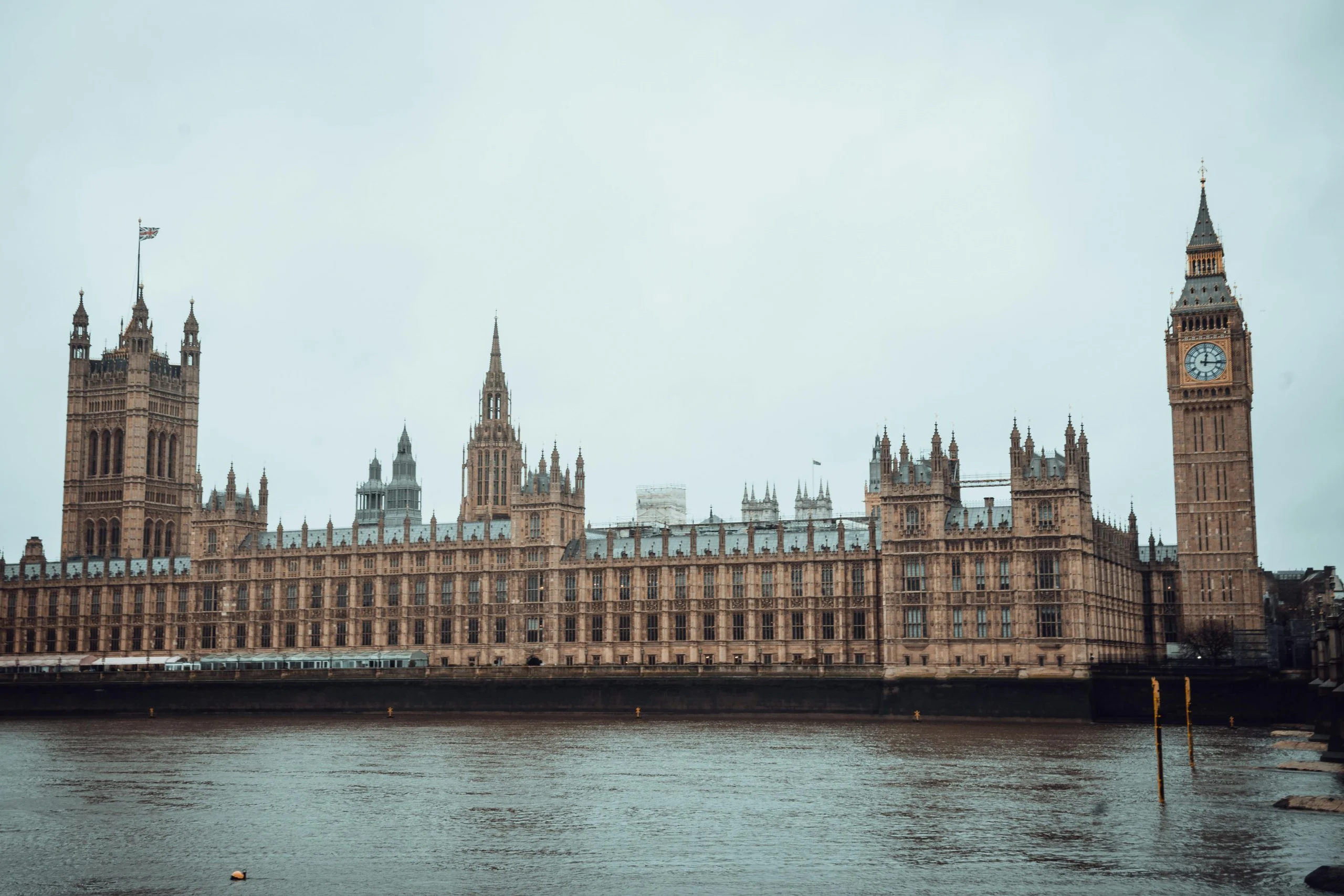 英国博彩业巨震：议员联名呼吁暂停金融风险评估，赛马业面临危机