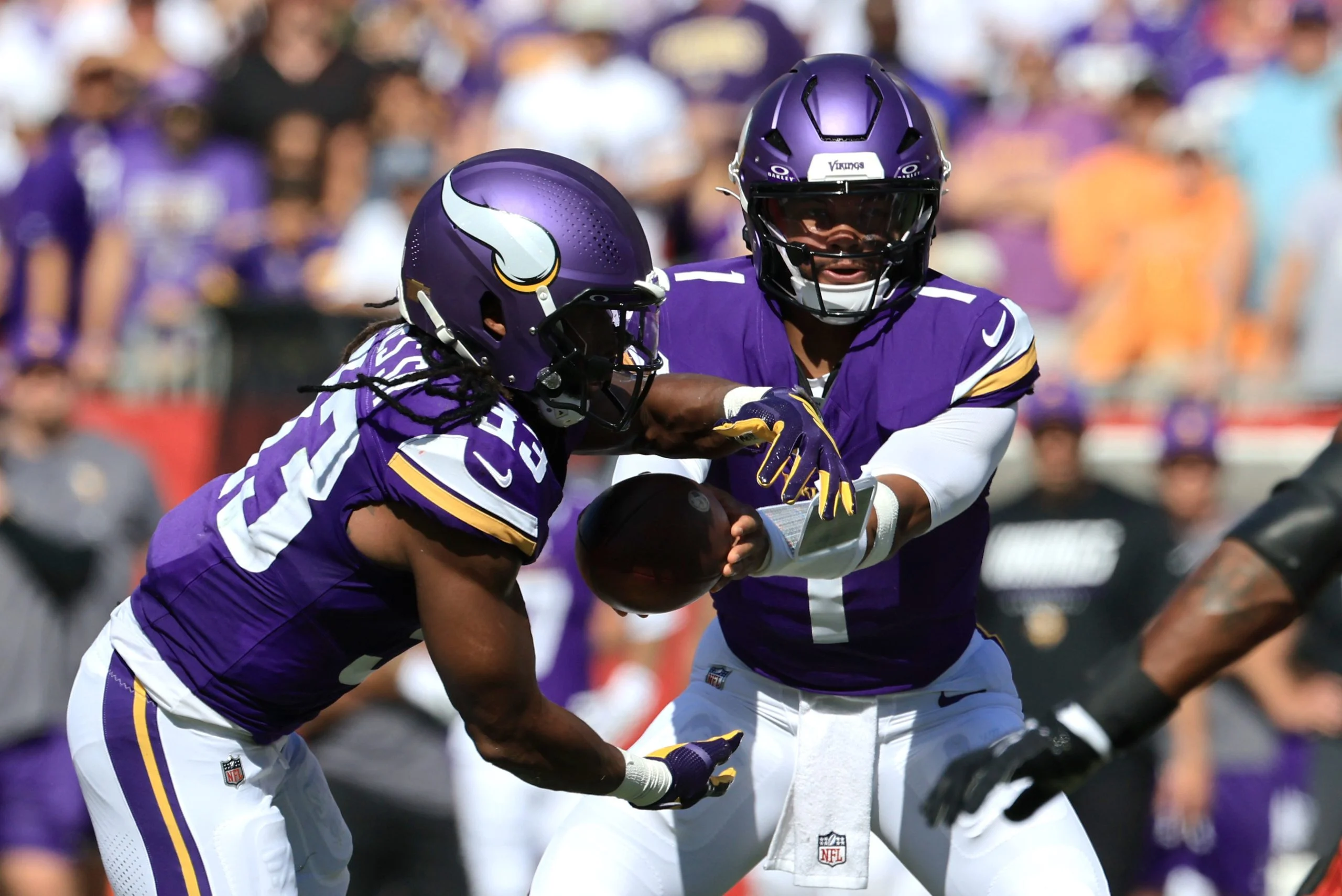 NFL周4焦点战:海豚客战维京人,球员道具深度解析与投注指南 NFL周4焦点战:海豚客战维京人,球员道具深度解析与投注指南