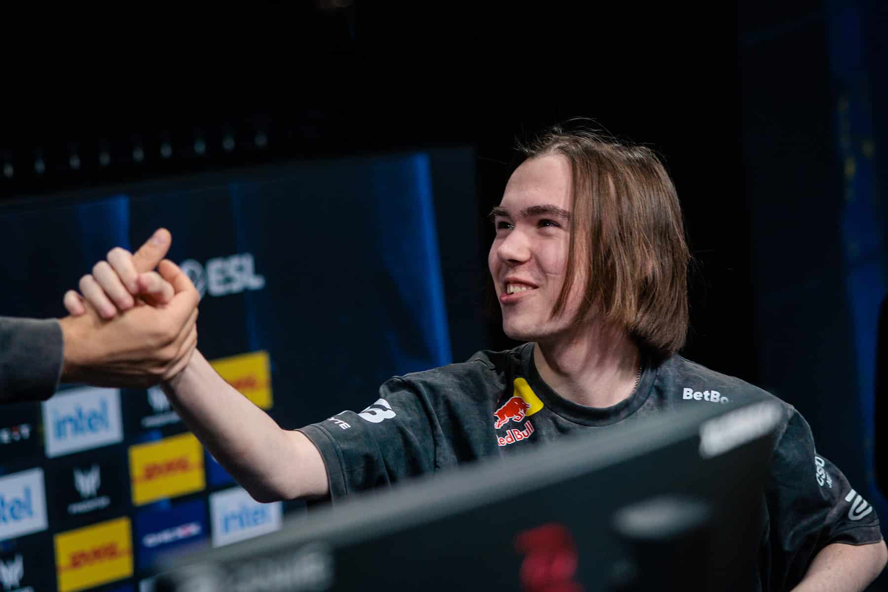 donk登顶FACEIT K/D榜：CS2天才少年再创纪录，Team Spirit剑指ESL冠军