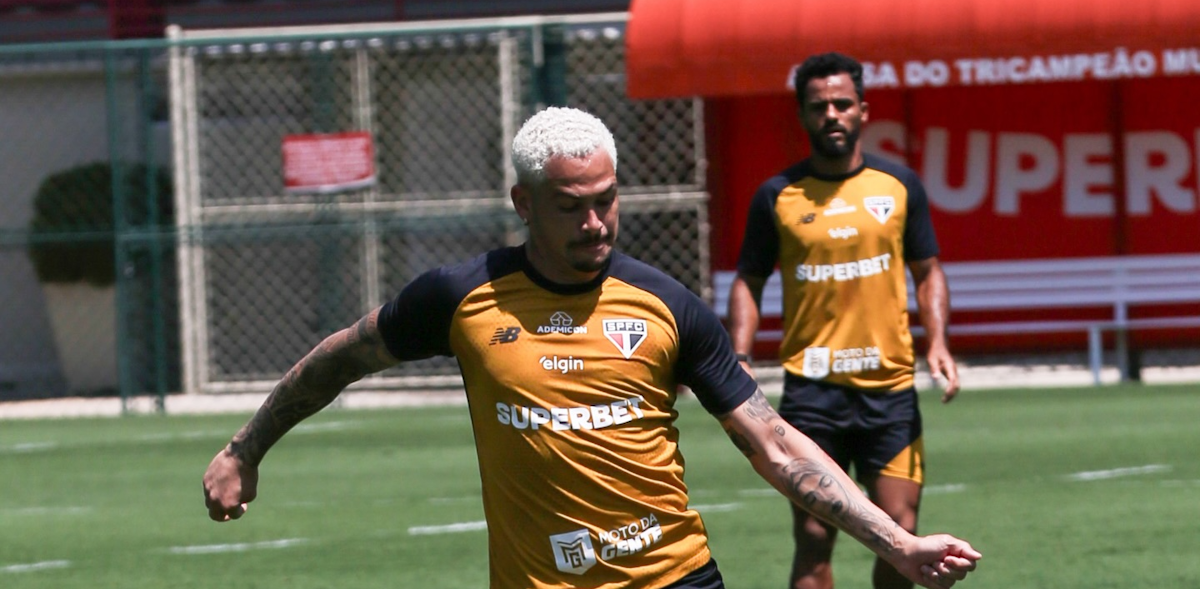 巴西甲焦点战：布拉干蒂诺主场迎战领头羊圣保罗，谁能笑到最后？