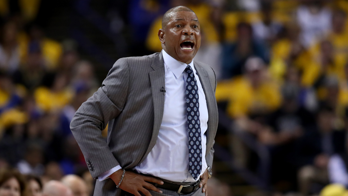 帕特·莱利雕像揭幕引爆NBA教练着装大辩论：传统与舒适谁主沉浮？