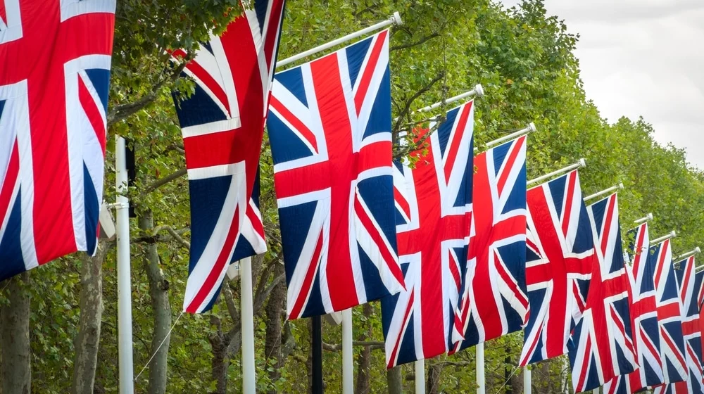 英国政坛地震:法拉奇辞职再战克拉克顿,赌盘揭示背后玄机 英国政坛地震:法拉奇辞职再战克拉克顿,赌盘揭示背后玄机