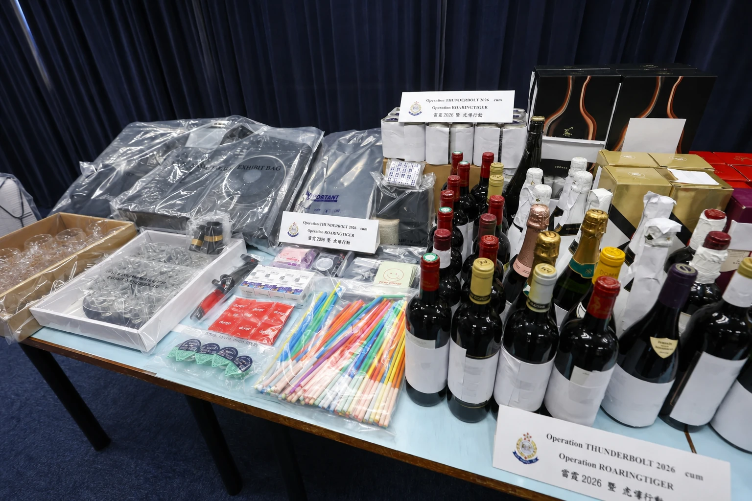 香港警方雷霆扫荡:千万洗钱赌档覆灭,65人落网! 香港警方雷霆扫荡:千万洗钱赌档覆灭,65人落网!