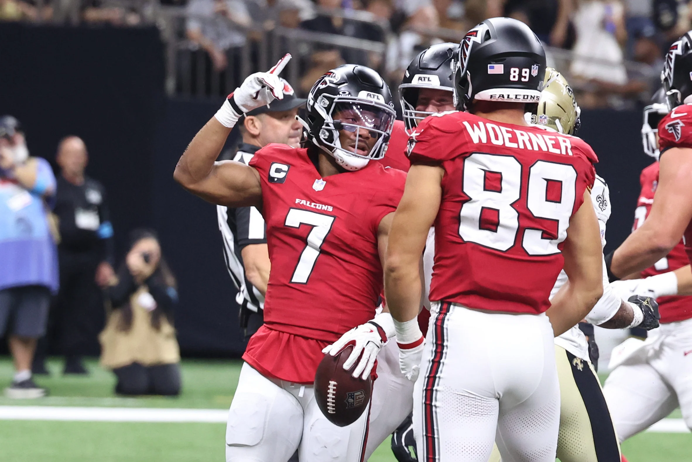 NFL周5焦点战:乌鸦VS猎鹰,散户与庄家投注分歧深度解析 NFL周5焦点战:乌鸦VS猎鹰,散户与庄家投注分歧深度解析