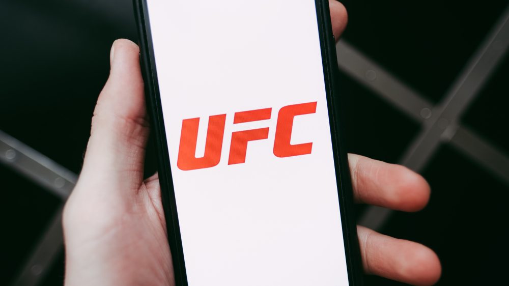 UFC 324惊魂：一场比赛因“可疑投注”被紧急叫停，白大拿怒斥