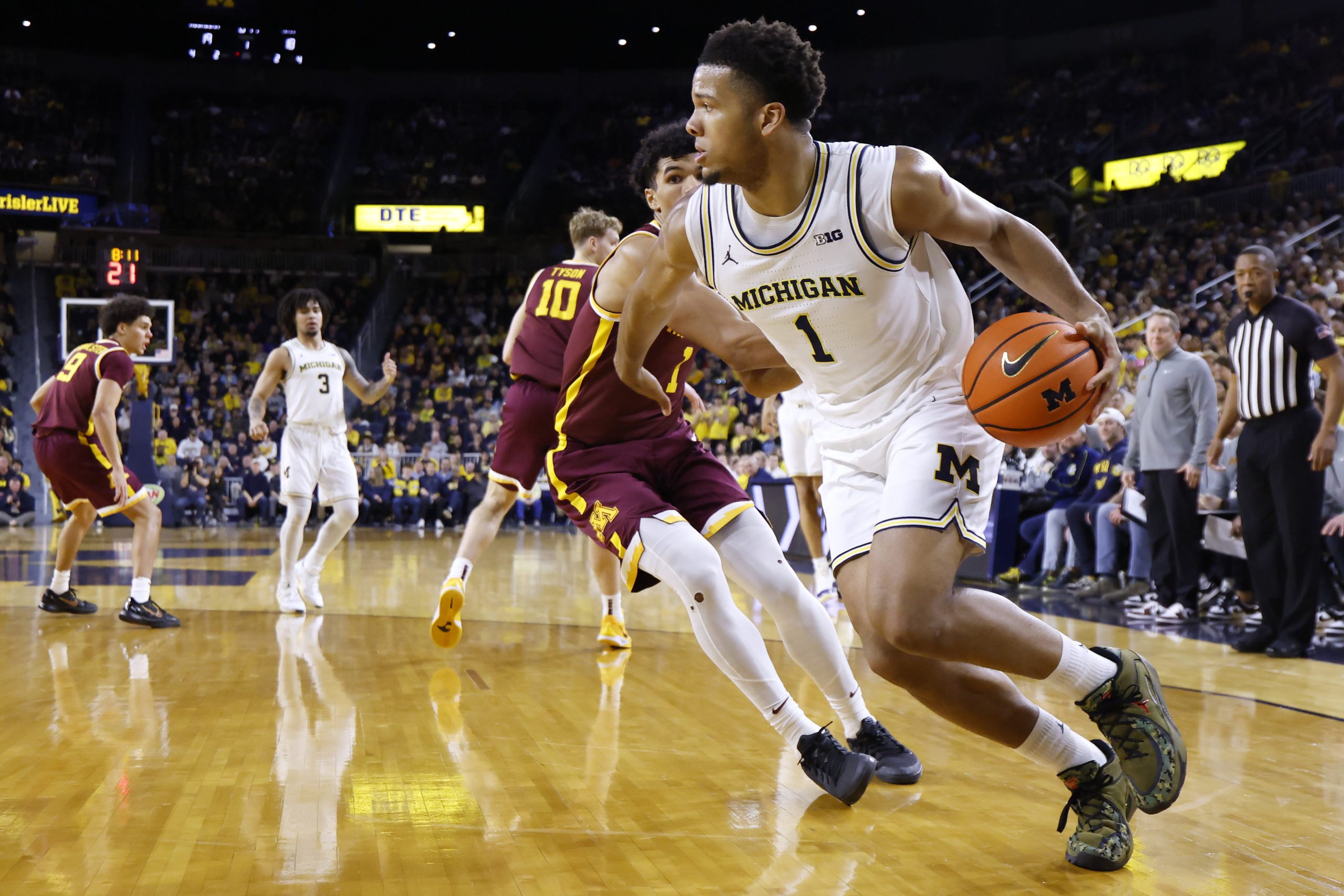 NCAA焦点战：密歇根客场挑战伊利诺伊，深度盘口分析与投注建议