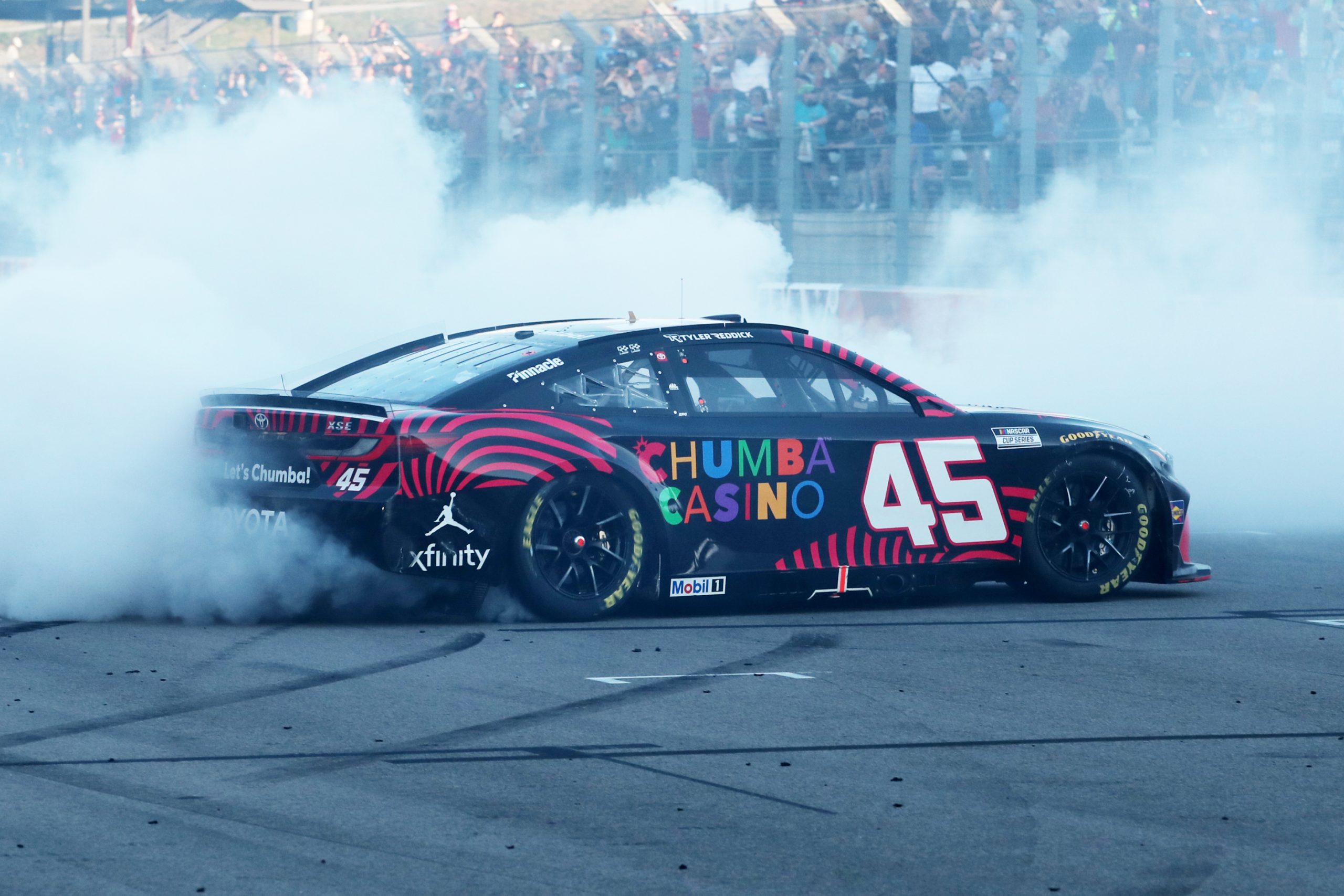 NASCAR凤凰城500：雷迪克能否延续神话？专家深度解析