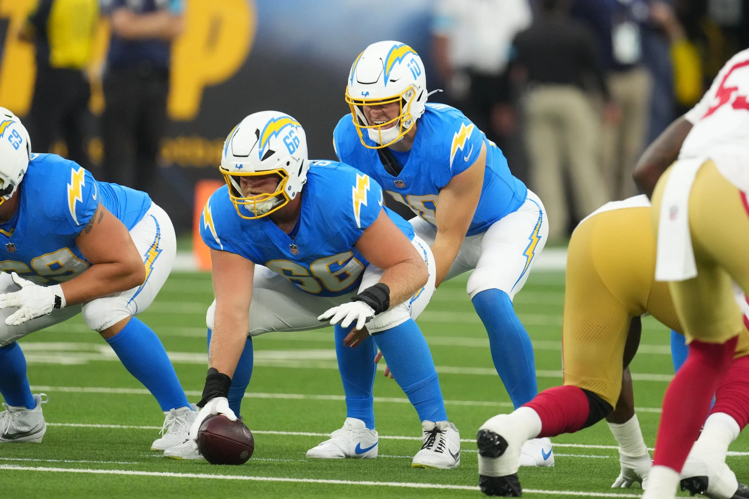 NFL季前赛洛杉矶德比:闪电VS公羊,战术分歧下的投注机会 NFL季前赛洛杉矶德比:闪电VS公羊,战术分歧下的投注机会