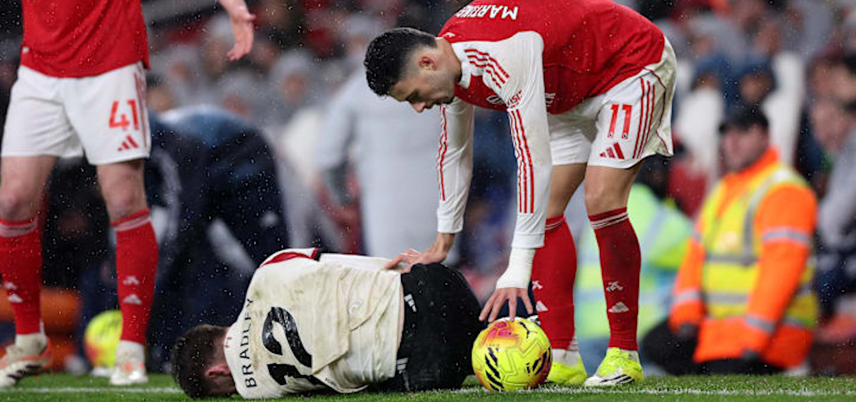 利物浦晴天霹雳：主力右后卫布拉德利赛季报销，马丁内利引众怒