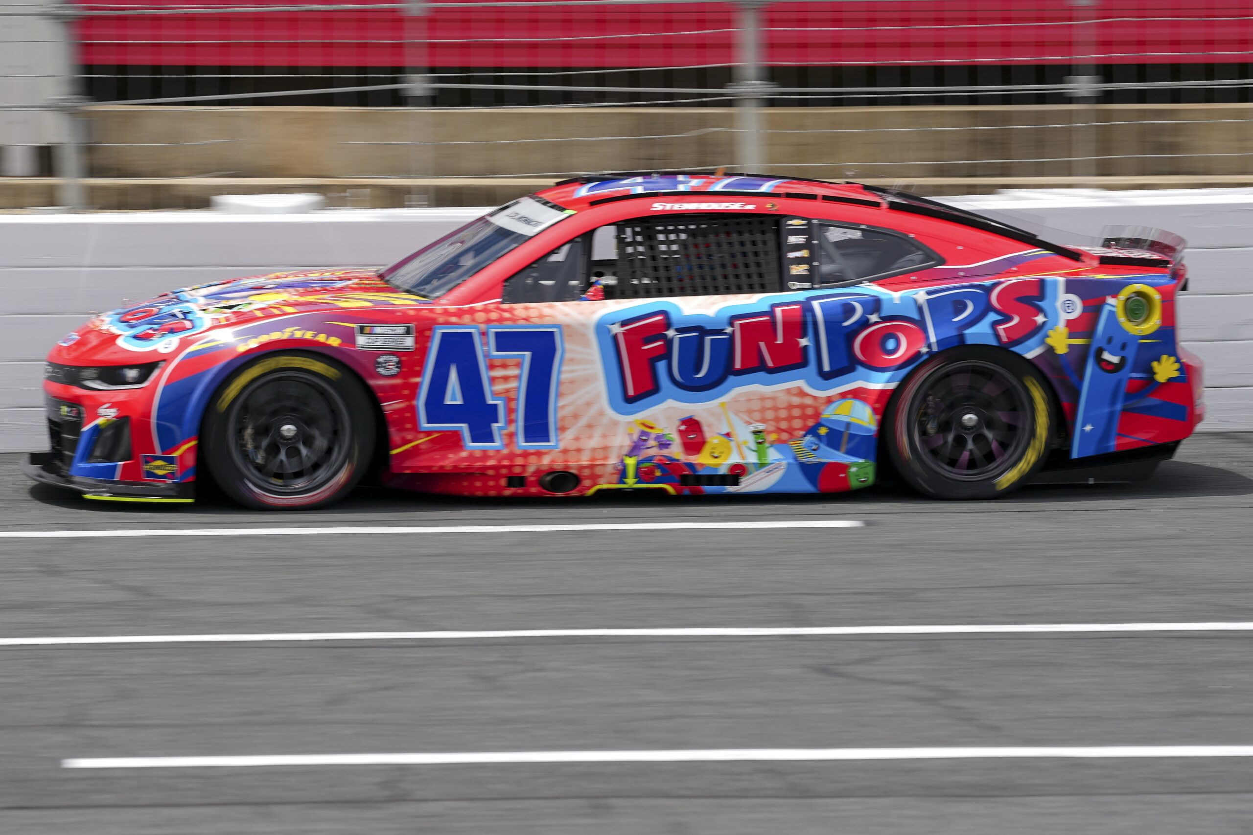 纳斯卡亚特兰大400：雨战迷雾下的精准博弈