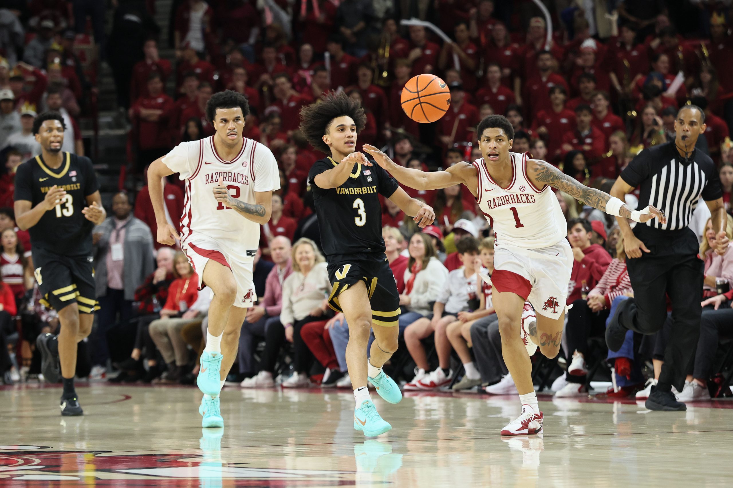 SEC锦标赛决赛前瞻：范德堡能否复仇阿肯色？初盘赔率揭示玄机