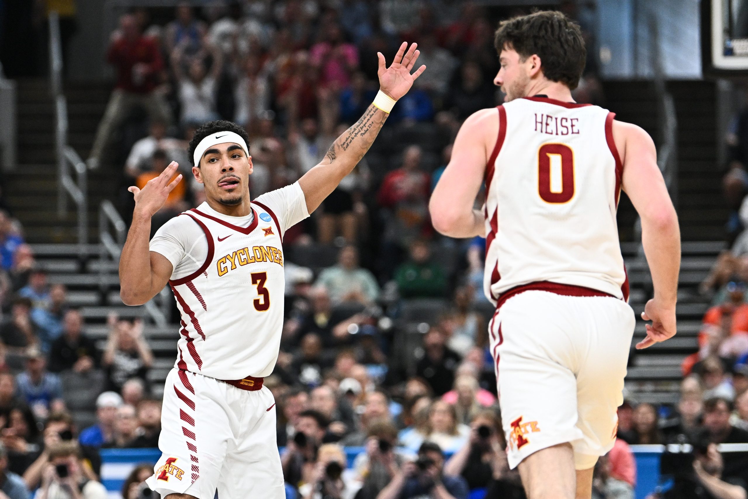 NCAA甜蜜16强:爱荷华州大VS田纳西,旋风队能否乘胜追击? NCAA甜蜜16强:爱荷华州大VS田纳西,旋风队能否乘胜追击?