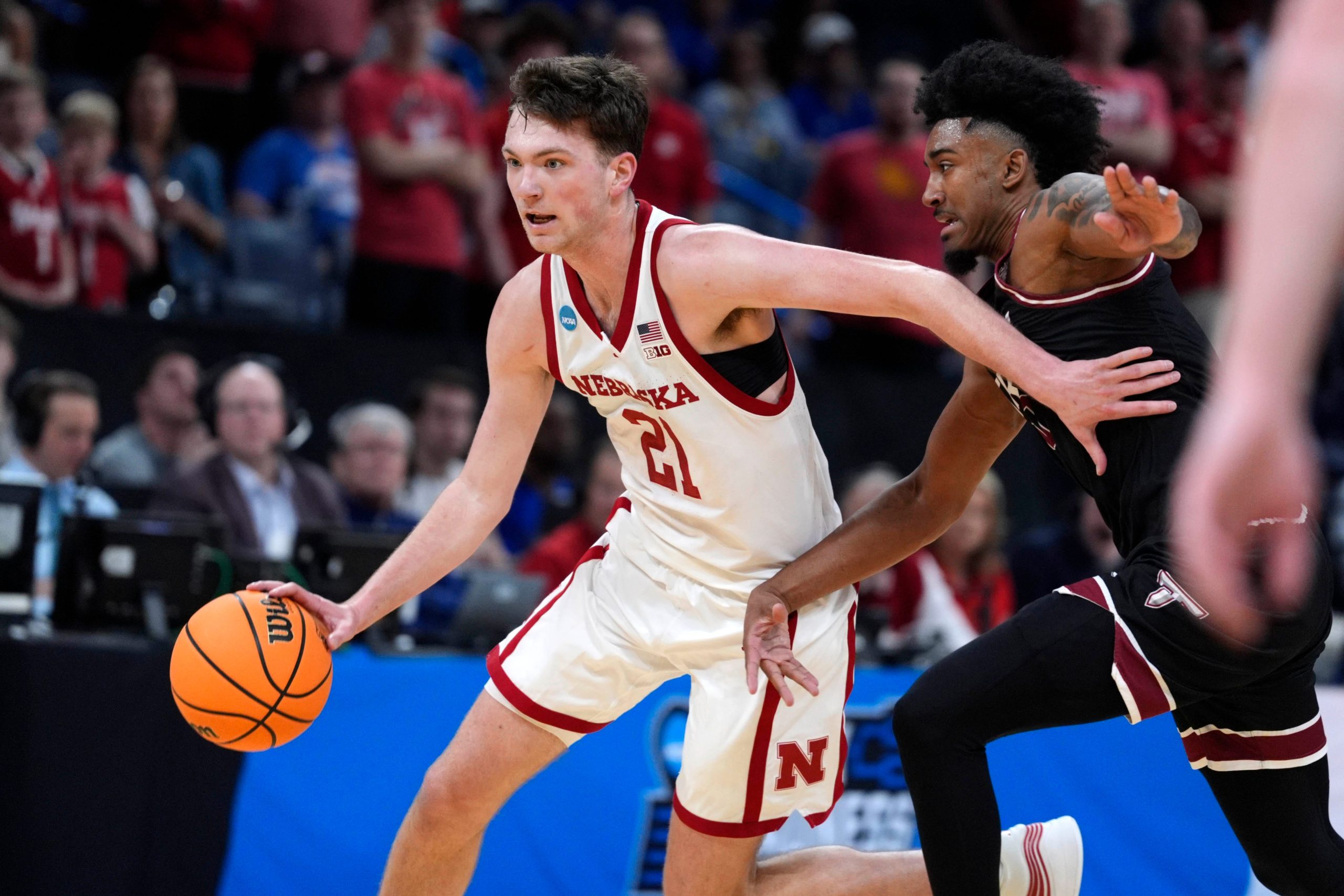 NCAA疯狂三月:AI模型预测#9爱荷华 vs #4内布拉斯加甜蜜16强焦点战 NCAA疯狂三月:AI模型预测#9爱荷华 vs #4内布拉斯加甜蜜16强焦点战