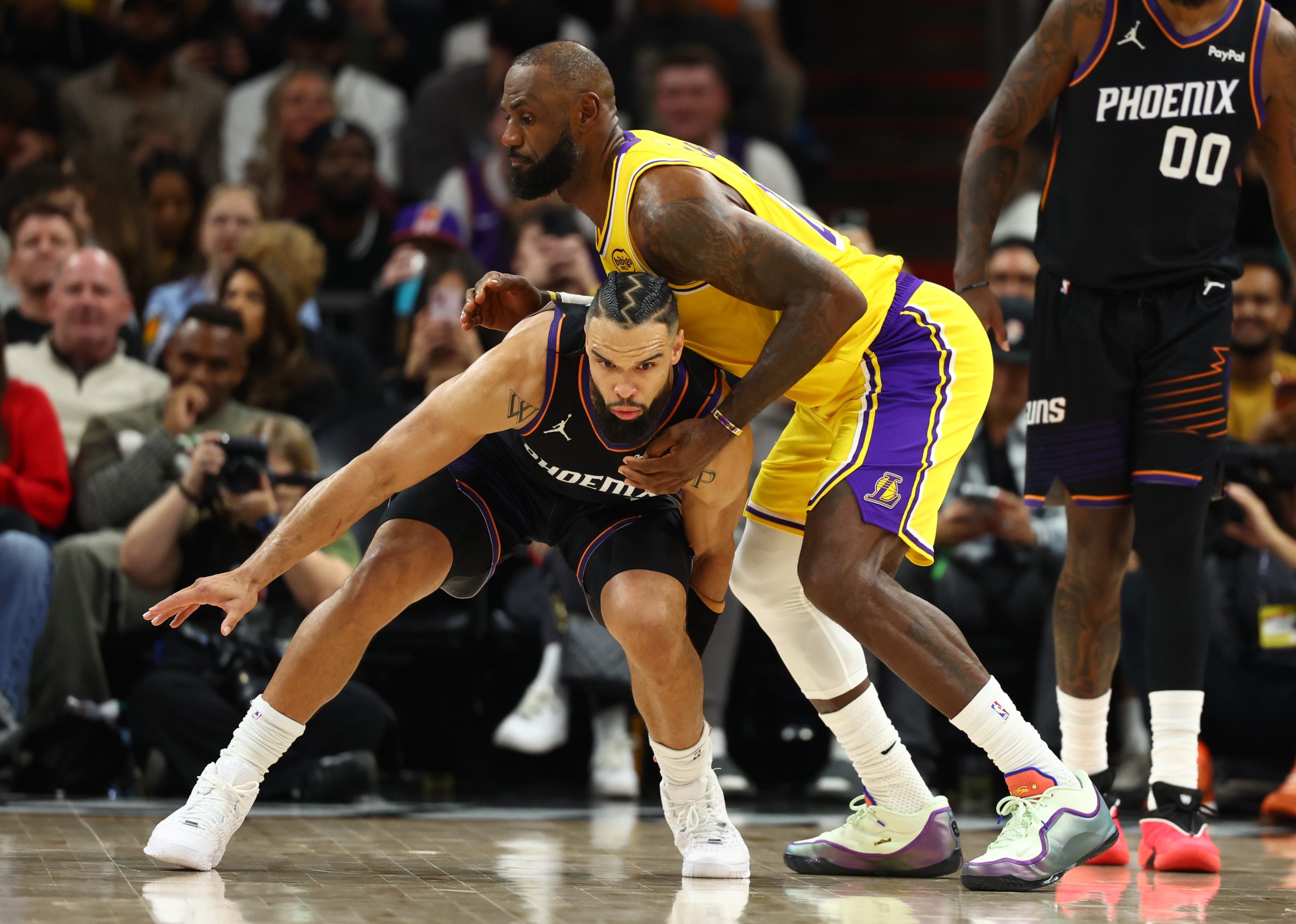 湖人太阳季后赛前瞻:伤病潮下的巨星博弈与精准投注 湖人太阳季后赛前瞻:伤病潮下的巨星博弈与精准投注