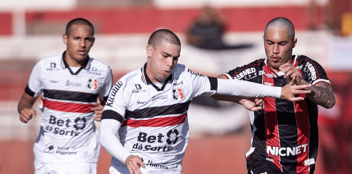 国际友谊赛：巴西圣克鲁斯对阵阿根廷防卫者，谁能抢占先机？