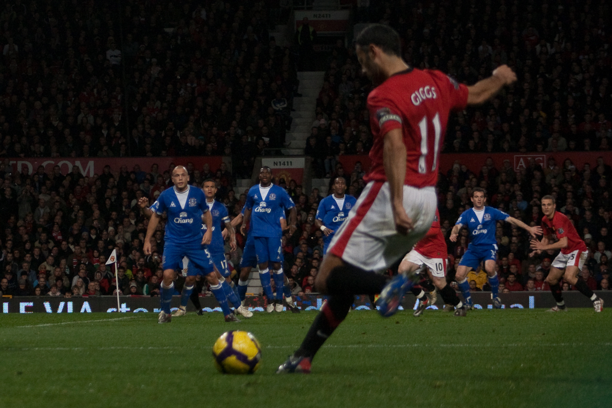 吉格斯国际妇女节推赌博平台引争议：前曼联球星再陷舆论漩涡