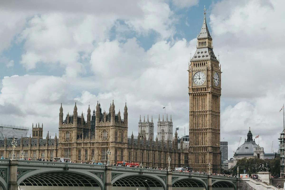 英国博彩牌照费飙升25%：行业面临多重重压与挑战