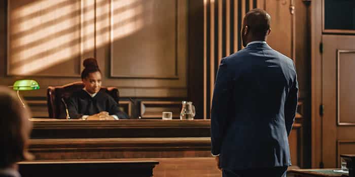 AI识别乌龙酿冤案：警察低头认错，雷诺市恐难逃连带责任