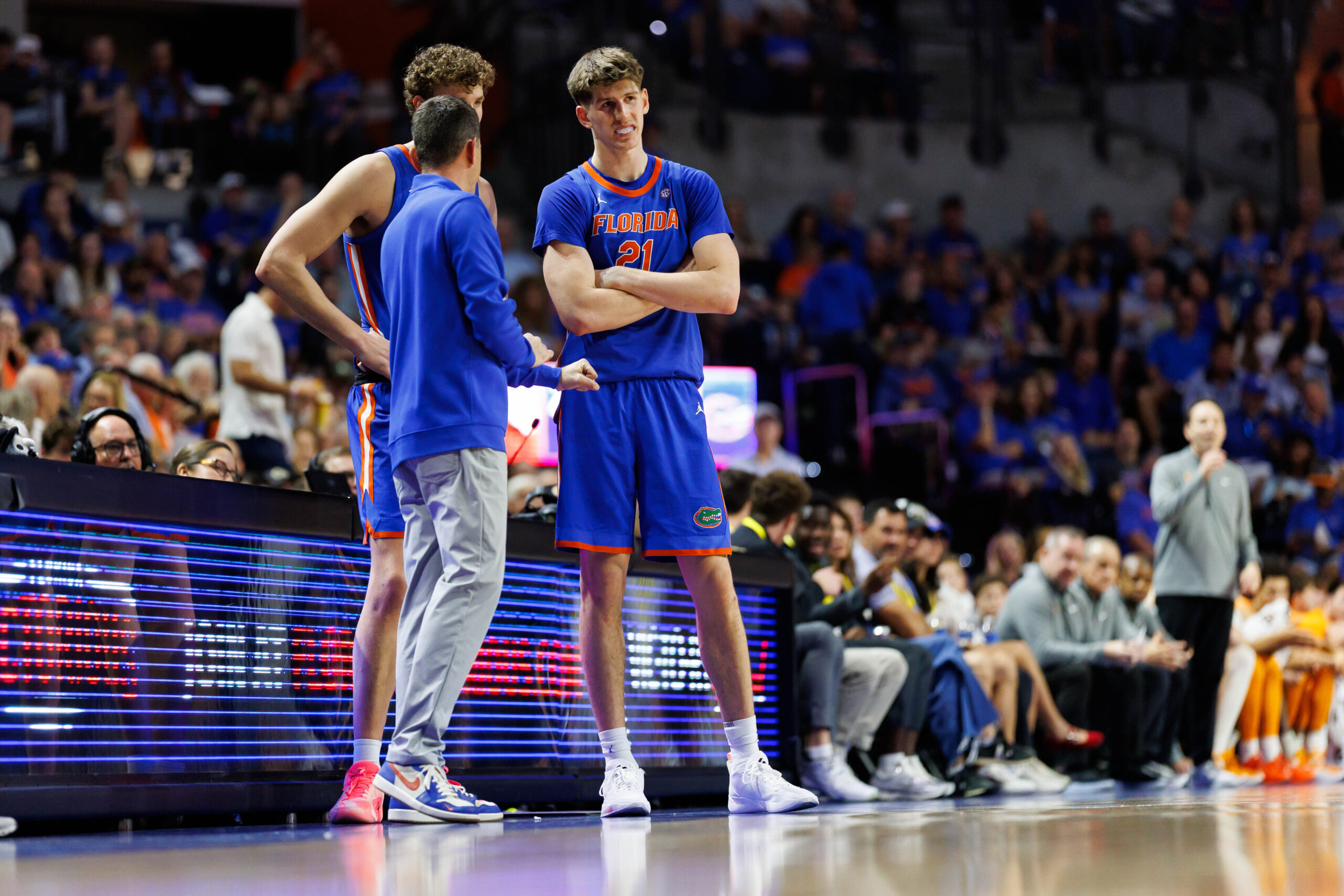 NCAAB焦点战：#23阿拉巴马客战#19佛罗里达，防守效率定胜负，专家看好小分