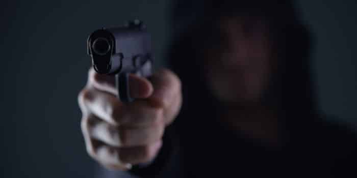 特拉华公园赌场停车场武装抢劫案：三名受害者，嫌犯仍在逃