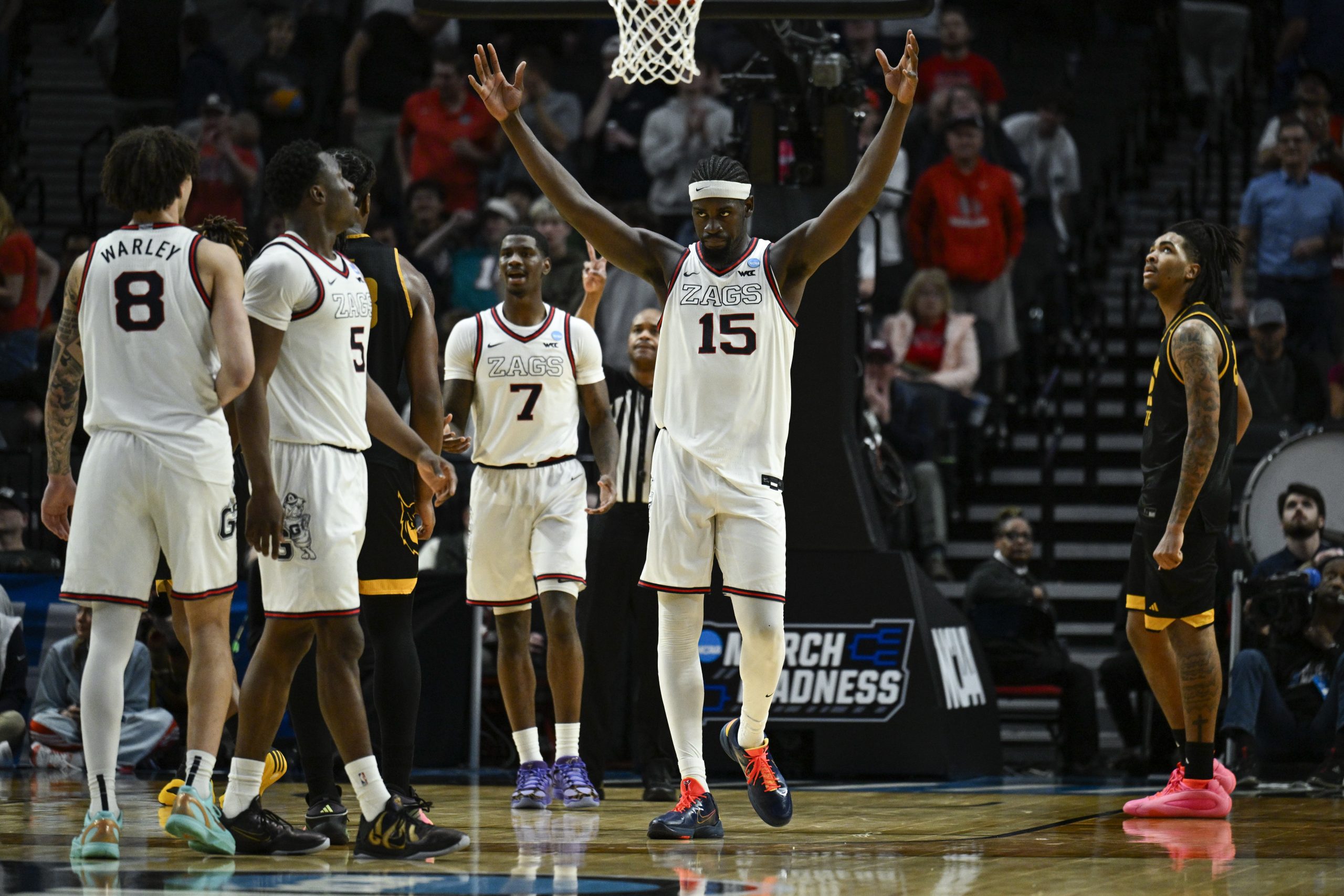 NCAA疯狂三月32强：冈萨加vs德州，甜蜜16强门票谁属？