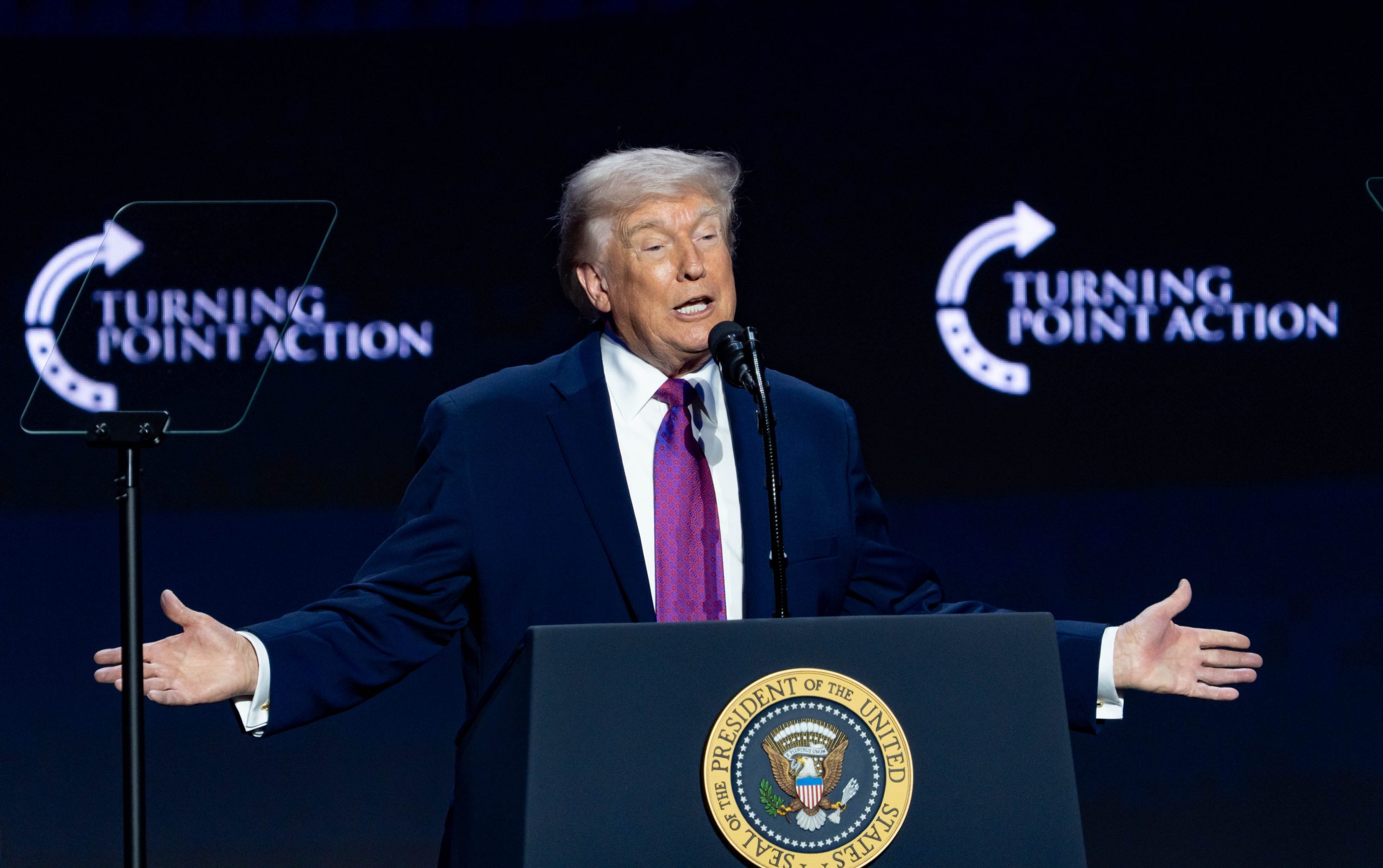 特朗普破例出席记者晚宴：一场媒体与总统的“鸿门宴”？