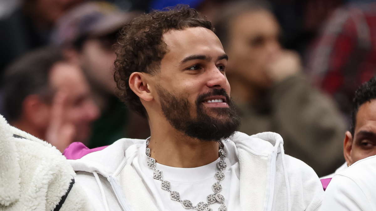 特雷-杨奇葩“首秀”:未上场先被驱逐,为队友出头惹争议 特雷-杨奇葩“首秀”:未上场先被驱逐,为队友出头惹争议