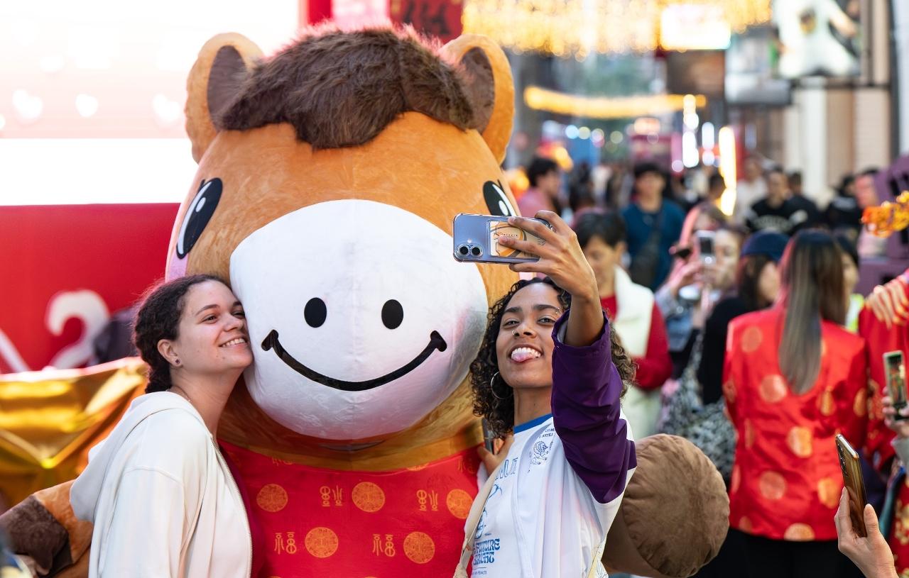 澳门春节游客爆棚:2月访客量激增32.6%,数据背后喜忧参半 澳门春节游客爆棚:2月访客量激增32.6%,数据背后喜忧参半