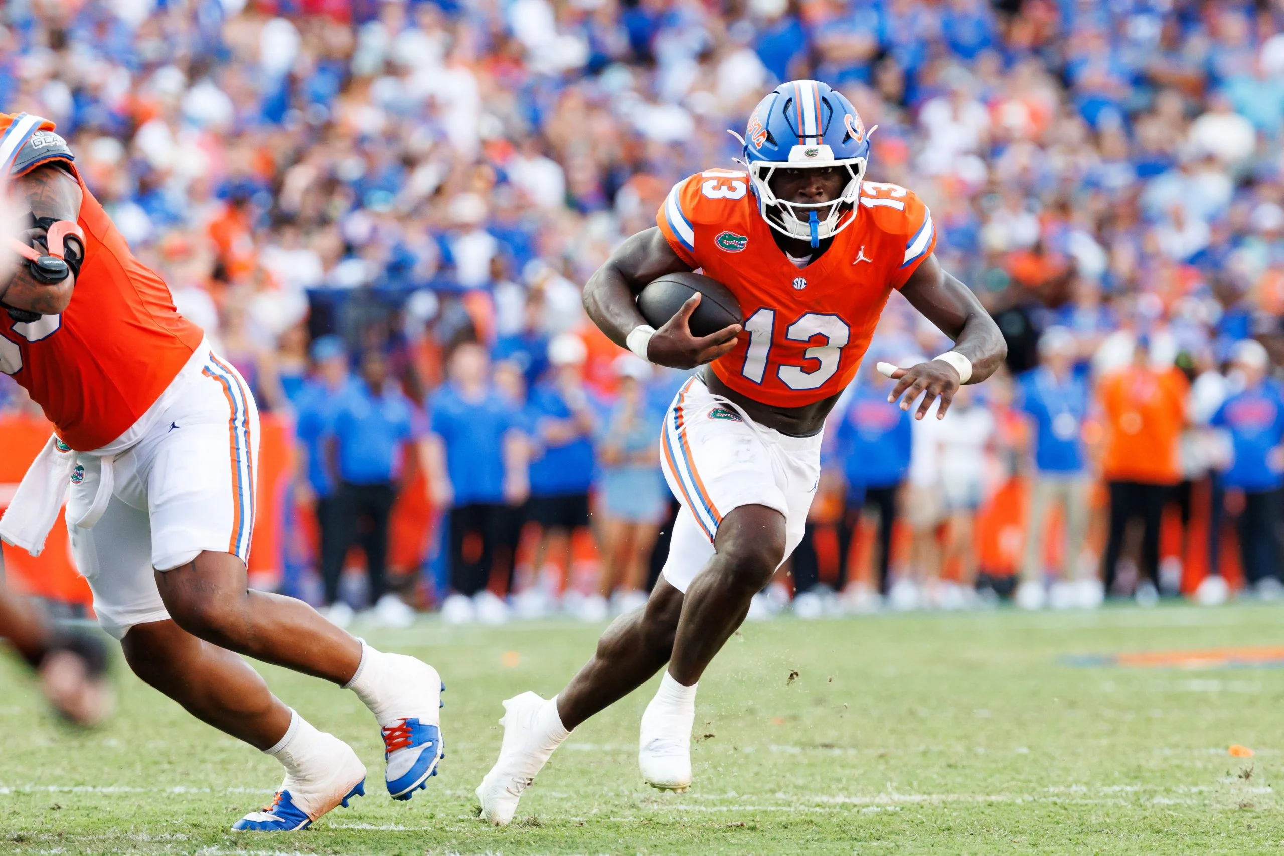 佛罗里达足球周末:NCAA激战与NFL主场盛宴 佛罗里达足球周末:NCAA激战与NFL主场盛宴